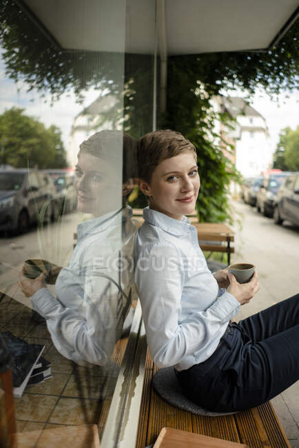 Портрет розслабленої бізнес-леді в кафе — стокове фото