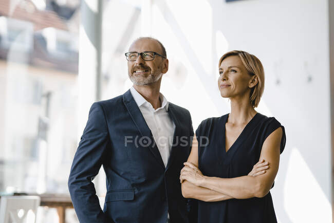 Portrait d'un homme et d'une femme d'affaires confiants — Photo de stock