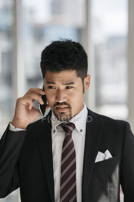 Портрет молодого бізнесмена, який розмовляє по телефону. — стокове фото
