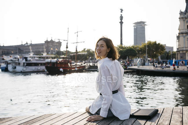 Bella donna d'affari seduta al porto turistico dopo il lavoro, rilassante — Foto stock