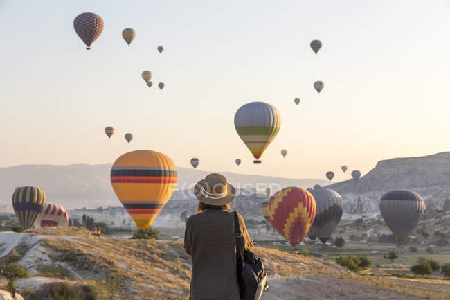 Giovane donna e mongolfiere, Goreme, Cappadocia, Turchia — Foto stock