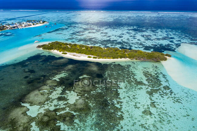 Maldivas, Atol Masculino Sul, Atol Kaafu, Vista aérea de pequena ilha e recife — Fotografia de Stock