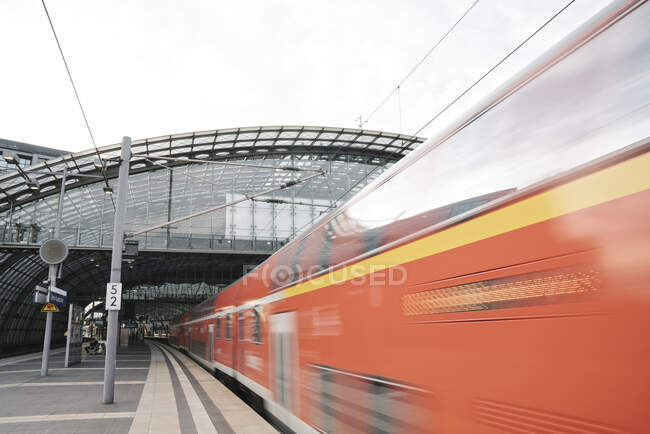 Train Reginoal arrivant à la gare centrale, Berlin, Allemagne — Photo de stock