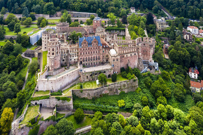Німеччина, Баден-Вуртемберг, Гейдельберг, вид з повітря на замок Гейдельберг влітку. — стокове фото