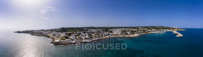 Italia, Apulia, Península de Salento, provincia de Lecce, Vista aérea de Santa Maria di Leuca con puerto - foto de stock