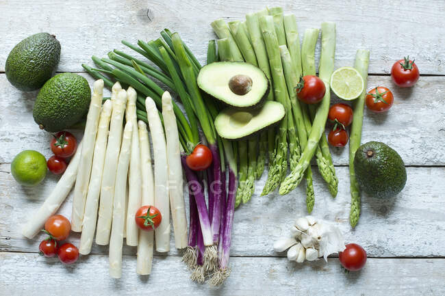 Directamente encima de la toma de varias verduras y frutas en la mesa de madera - foto de stock