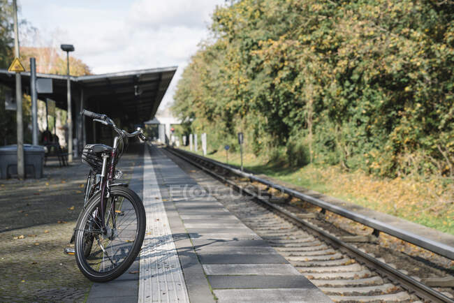 Велосипед на платформе станции метро, Берлин, Германия — стоковое фото