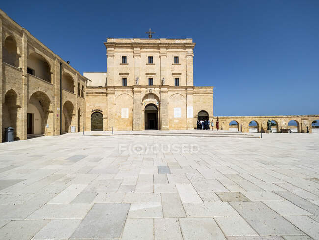 Italia, Provincia de Lecce, Santa Maria di Leuca, Plaza vacía de la Basílica Santuario de Santa Maria de Finibus Terrae - foto de stock
