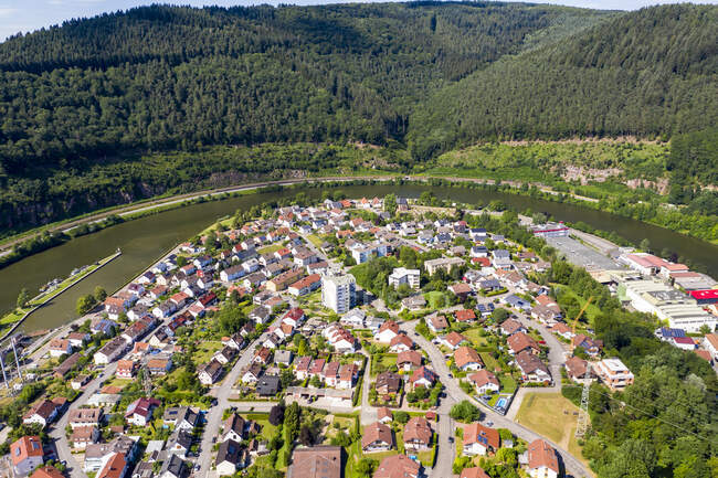 Vista aérea de casas por rio e montanhas durante o dia ensolarado, Hesse, Alemanha — Fotografia de Stock
