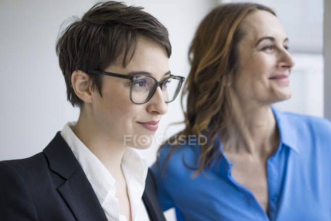 Portrait of two confident businesswomen — Stock Photo