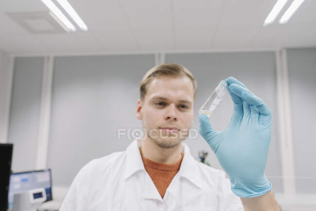 Ritratto di uno scienziato che analizza un esemplare in laboratorio — Foto stock