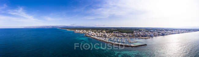 Spagna, Maiorca, Panorama aereo del porto turistico di Can Picafort in estate — Foto stock