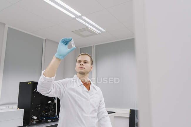 Cientista analisando um espécime em laboratório — Fotografia de Stock