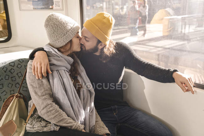 Casal jovem beijando em um metrô — Fotografia de Stock