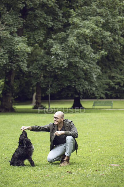 L'uomo e il suo cane in un parco — Foto stock
