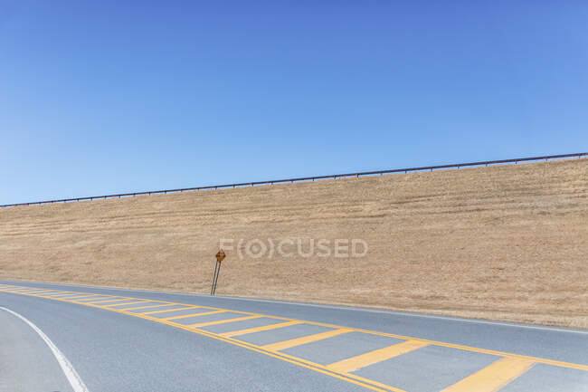 Straßenschild an leerer Autobahn im Ulster County gegen strahlend blauen Himmel an einem sonnigen Tag — Stockfoto