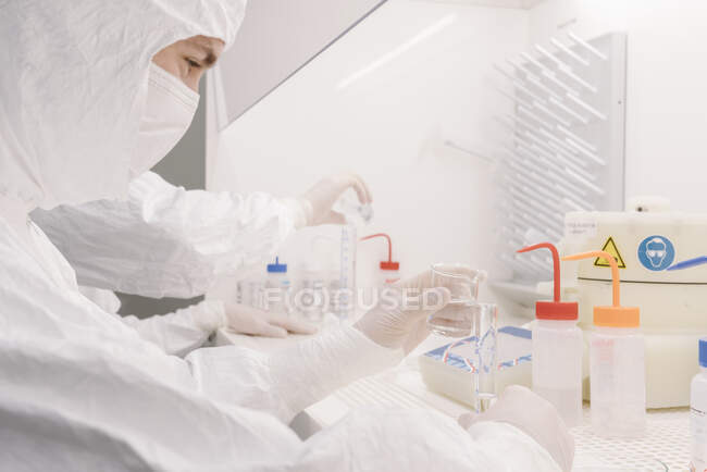 Two scientists working in laboratory — Stock Photo