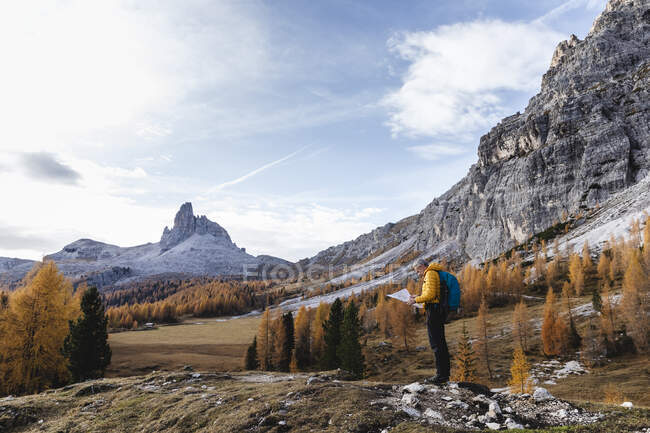 Escursioni uomo nelle Dolomiti Alpi, Veneto, Italia — Foto stock
