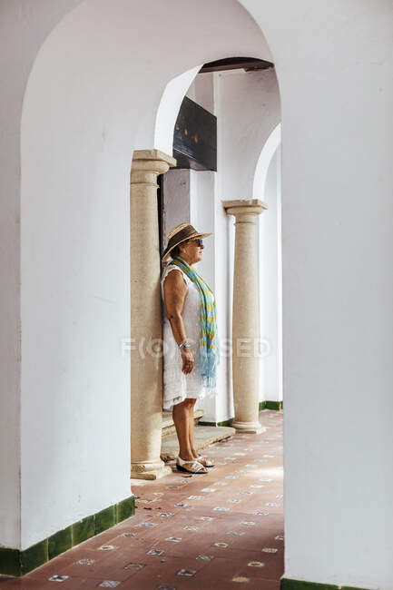 Senior turista mulher em uma aldeia, El Roc de Sant Gaieta, Espanha — Fotografia de Stock