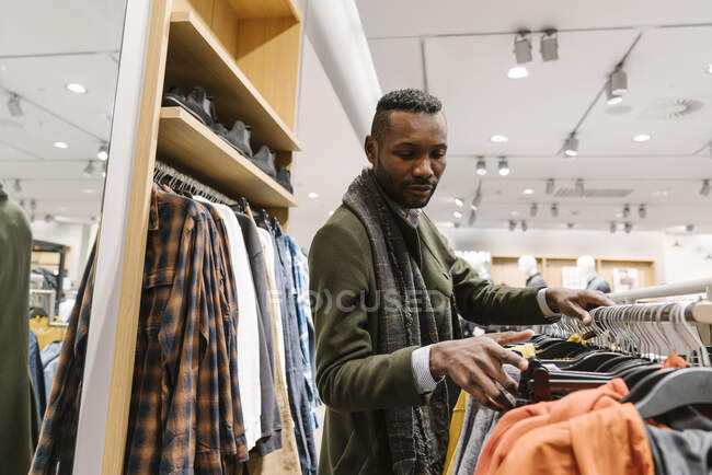 Hombre con estilo de compras en una tienda de ropa - foto de stock
