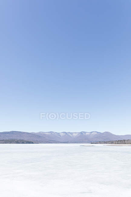 Idyllic shot of frozen ice on Ashokan Reservoir against clear blue sky — Stock Photo