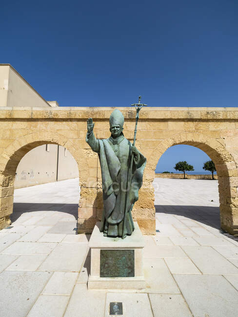 Italia, Provincia de Lecce, Santa Maria di Leuca, Estatua del Papa con férula papal - foto de stock