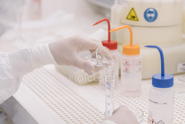 Gros plan d'un scientifique travaillant en laboratoire — Photo de stock