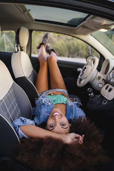 Jovem mulher durante viagem de carro, layng no carro — Fotografia de Stock