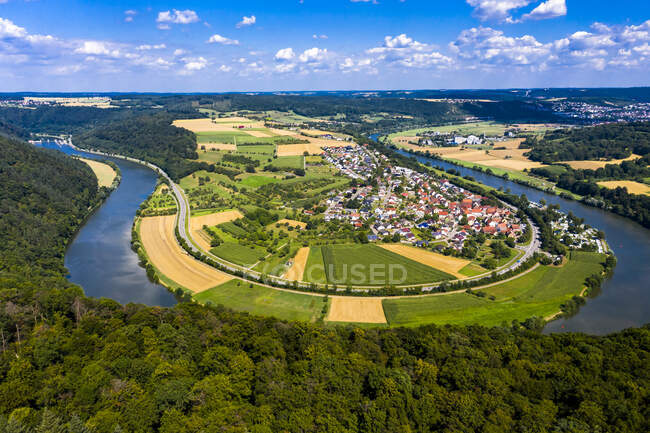 Alemania, Baviera, Binau, Vista aérea del río que se curva alrededor de la ciudad rural - foto de stock