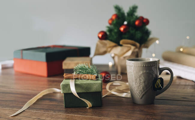 Haciendo cajas de regalos de Navidad - foto de stock