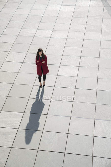 Vista dall'alto di camminare donna d'affari moderna in piedi sul pavimento di cemento — Foto stock