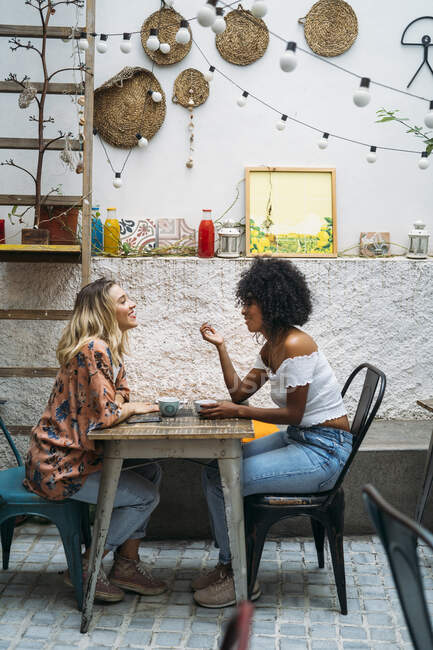 Mulheres multiculturais em um café — Fotografia de Stock