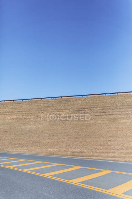 Marquage routier sur l'autoroute vide dans le comté d'Ulster contre ciel bleu clair par une journée ensoleillée — Photo de stock