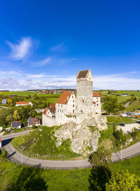Germania, Baden-Wurttemberg, Dischingen, Strada di campagna di fronte al castello di Katzenstein — Foto stock