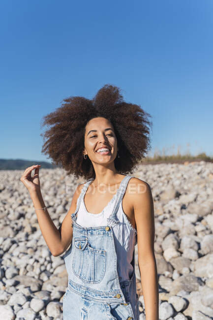 Retrato de jovem mulher sorridente na praia vazia — Fotografia de Stock