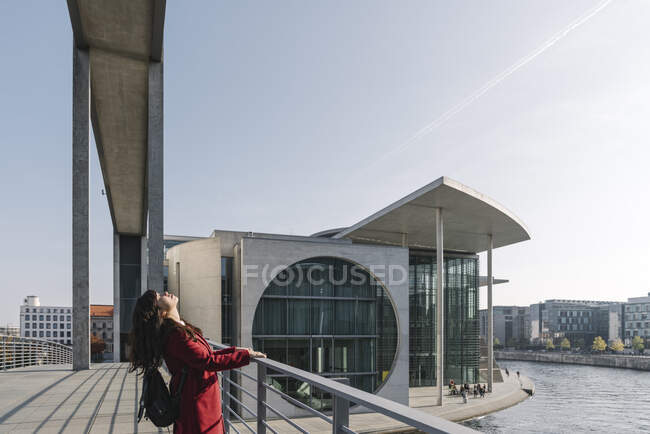 Moderne Geschäftsfrau entspannt sich im Hintergrund moderner Gebäude, Regierungsviertel, Berlin-Mitte — Stockfoto