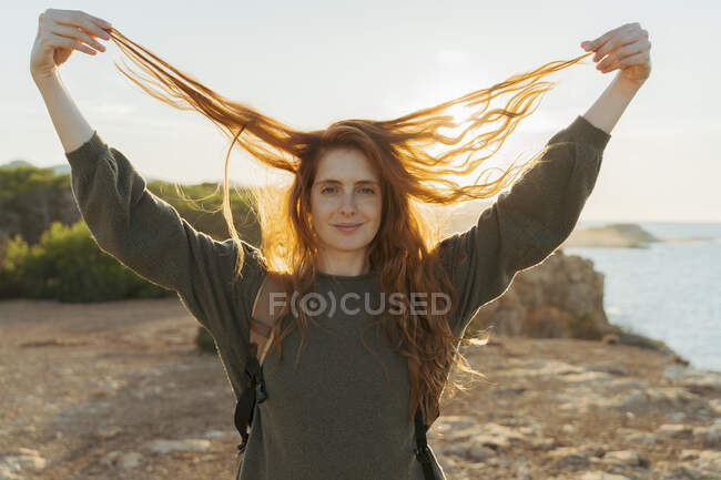 Retrato de uma jovem ruiva na costa ao pôr do sol, Ibiza, Espanha — Fotografia de Stock