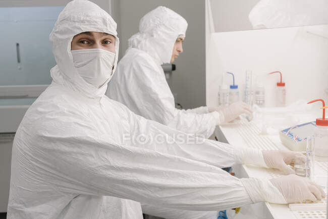 Dos científicos trabajando en laboratorio - foto de stock