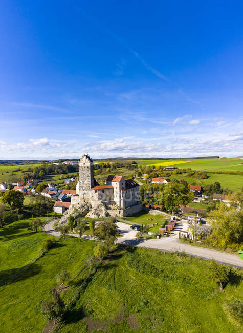 Germany, Baden-Wurttemberg, Dischingen, Katzenstein Castle and surrounding village houses — Stock Photo