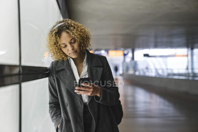 Жінка з навушниками і смартфоном. — стокове фото