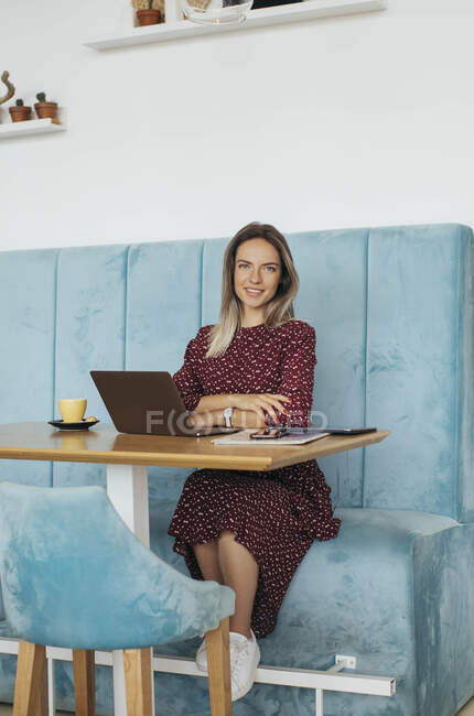 Freelancer trabalhando em um café — Fotografia de Stock