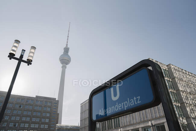 Blick auf Fernsehturm mit U-Bahn-Schild im Vordergrund, Berlin, Deutschland — Stockfoto