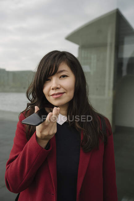 Ritratto di donna d'affari che utilizza Smartphone — Foto stock