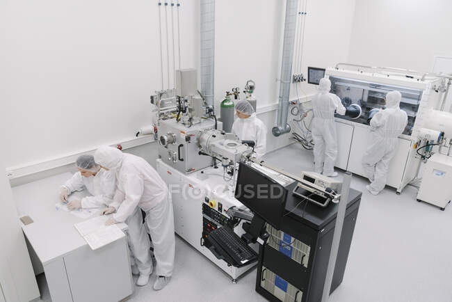 Equipo de científicos trabajando en laboratorio del centro tecnológico - foto de stock