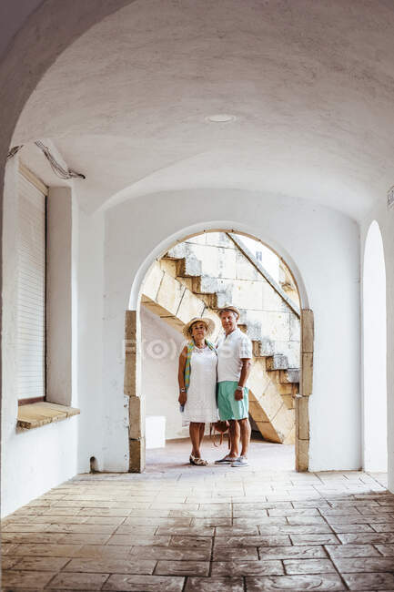 Старшая туристическая пара в деревне, El Roc de Sant Gaieta, Испания — стоковое фото