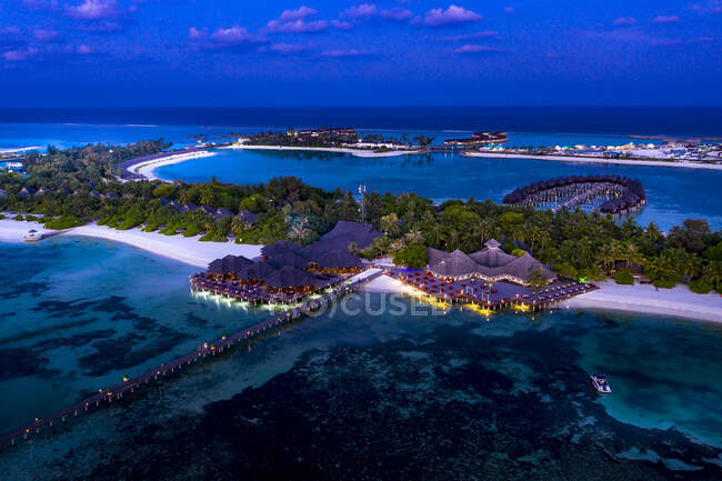 Maldives, Olhuveli, Aerial view of coastal tourist resort on South Male Atoll at dusk — Stock Photo