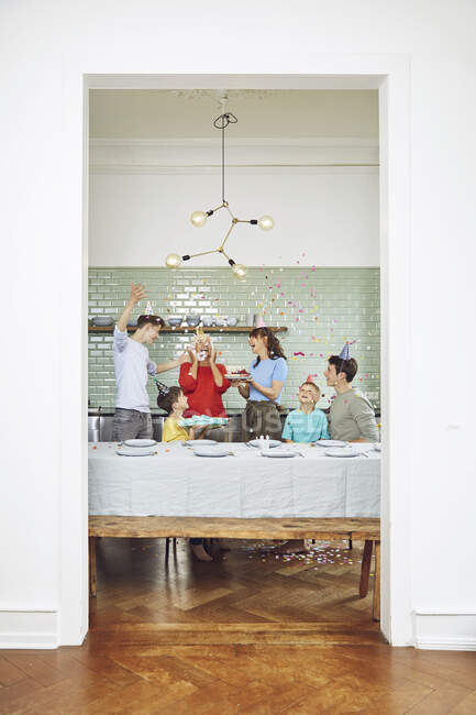 Madre e figli festeggiano il compleanno della nonna nella loro cucina — Foto stock