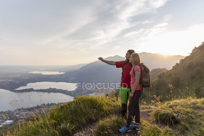 Young couple in the mountains, looking at view — Stock Photo