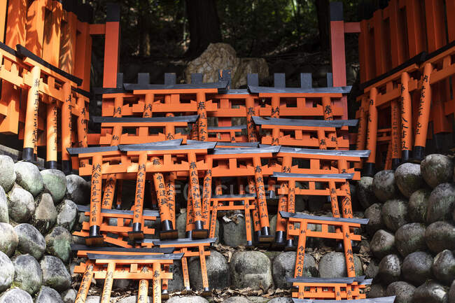 Japan, Kyoto Prefecture, Kyoto City, Offerings at Fushimi Inari-taisha temple — Stock Photo