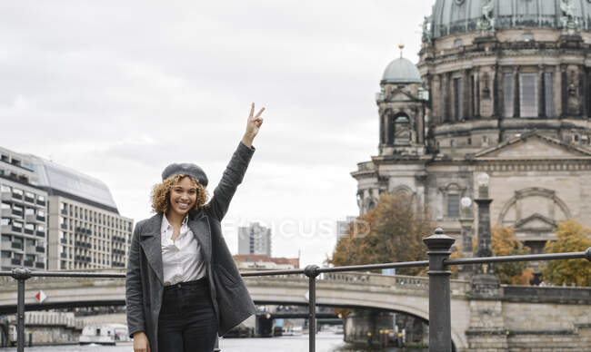 Portrait de femme touristique joyeuse dans la ville avec la cathédrale de Berlin en arrière-plan, Berlin, Allemagne — Photo de stock
